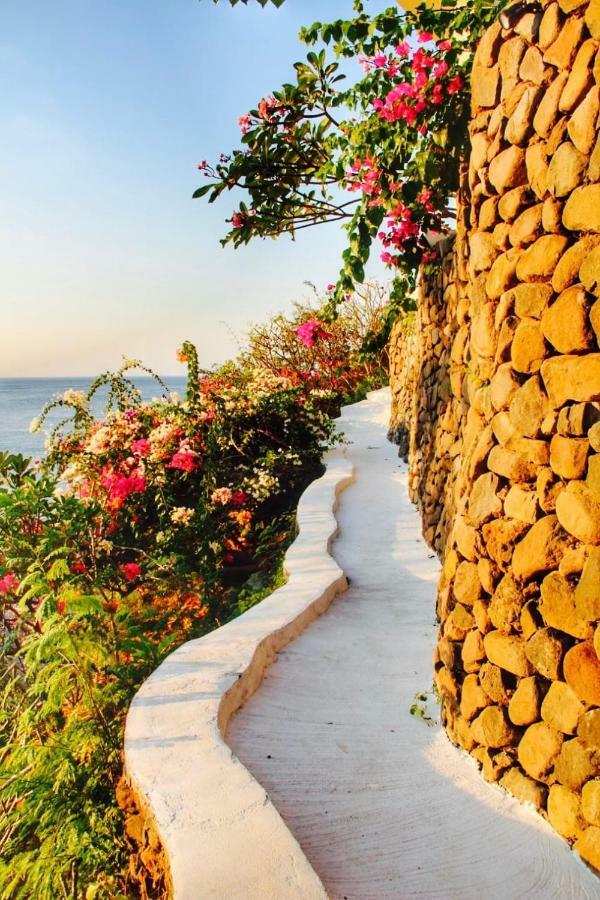 Waenis Sunset View Hotel And Restaurant, Amed, Bali Exterior photo